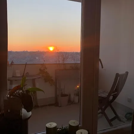 Schoenes Mit Grossem Balkon Münih
